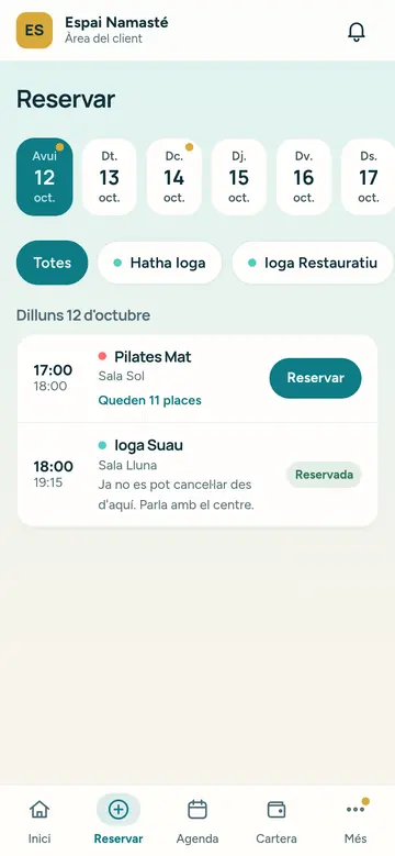 El client tria el dia i reserva una classe des del mòbil, amb les places lliures de cada sessió a la vista.