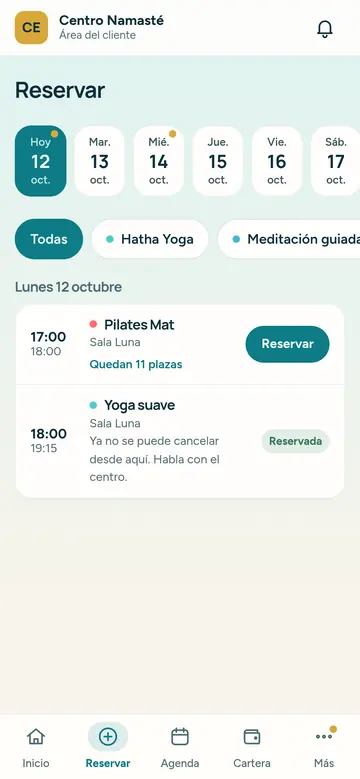 El cliente elige el día y reserva una clase desde el móvil, con las plazas libres de cada sesión a la vista.